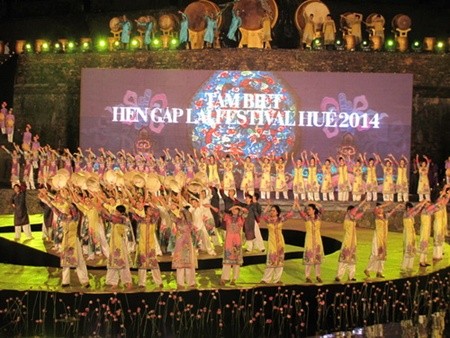 Festival de Huê 2014:  «le patrimoine culturel, l'intégration et le développement».  - ảnh 1